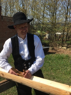 Handwerker in historischer Kleidung