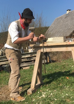 Steinmetz Gerd Köhler bei der Arbeit
