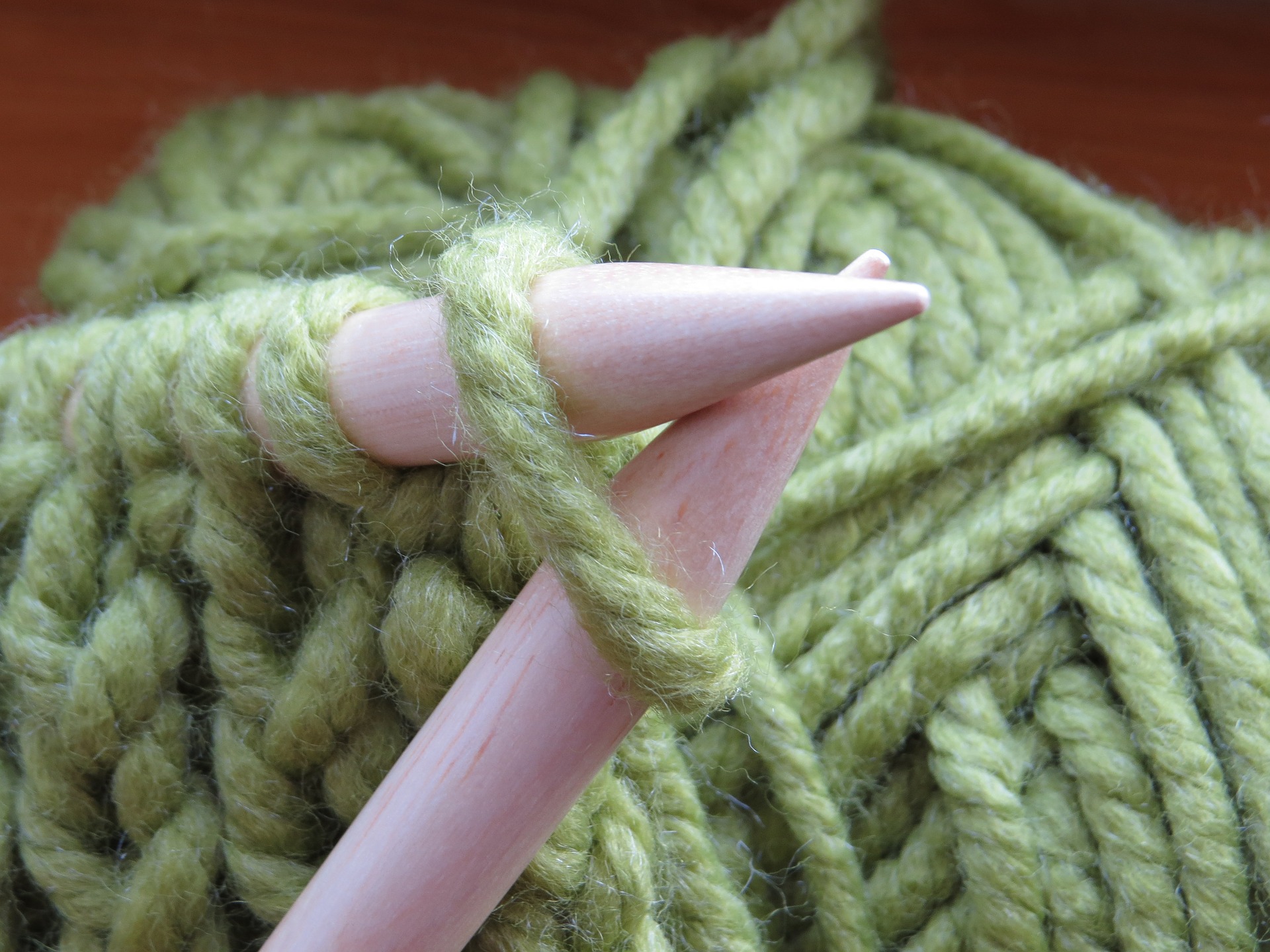Eine Strickarbeit wartet auf Vollendung
