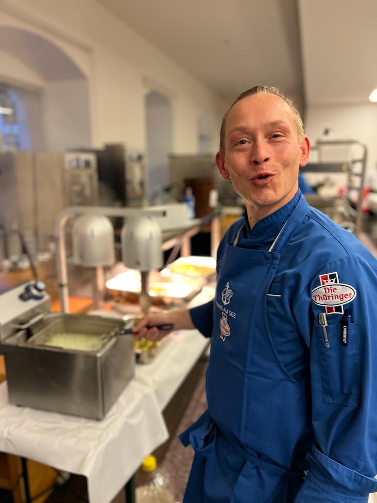 Karlheinz Teifke bei der Zubereitung in der Küche