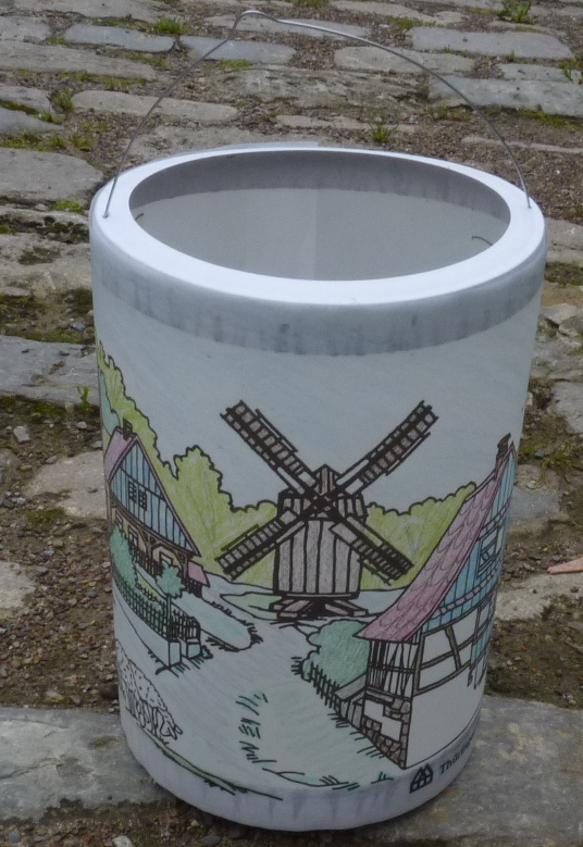 Weiße Papierlaterne mit Aufdruck einer farbigen, historischen Windmühle.