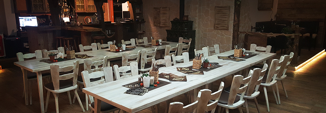 Eine gedeckte Festtagstafel in urigem Ambiente