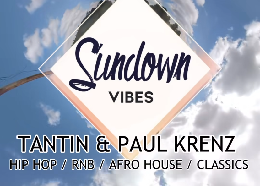 Schild mit Schriftzug "Sundown Vibes" vor einem blauen Wölkchenhimmel