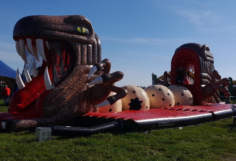Ein Tausendfüßler als Hüpfburg mit aufgerissenem Maul